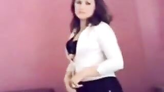 سكس عربدة - ابتعدي عني قليلاً، حبيبي، واتركي كل شيء آخر جانبًا - تجربة مثيرة من العراق